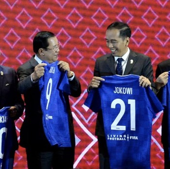 Keren! Ini Hadiah Presiden FIFA ke Jokowi, Jersey Nomor 21