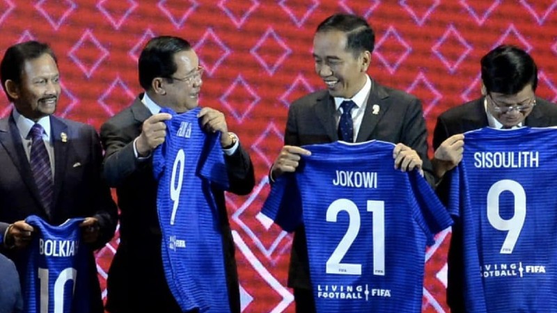 Presiden FIFA Gianni Infantino memberikan jersey nomor punggung 21 kepada Presiden Joko Widodo.