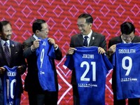 Beda! Cuma Jokowi yang Dapat Jersey No 21 dari Presiden FIFA