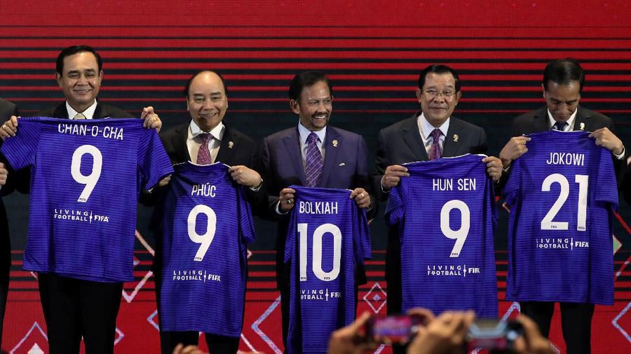Presiden FIFA Gianni Infantino memberikan jersey nomor punggung 21 kepada Presiden Joko Widodo.