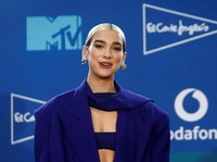 Heboh Dua Lipa Makan Pastel Khas RI, Ini Ceritanya!