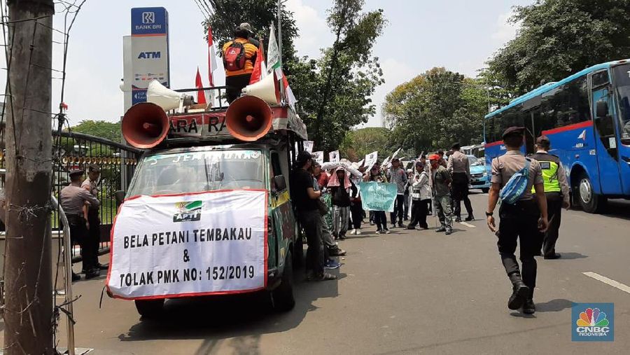 Ratusan petani tembakau Indonesia datangi kantor Menteri Keuangan Sri Mulyani Indrawati.