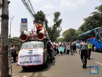 Penjelasan Bos Bea Cukai Kepada Petani Tembakau yang Demo