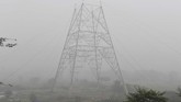Kegiatan penerbangan dari dan ke New Delhi sempat dihentikan pada Minggu kemarin akibat kabut asap yang pekat memangkas jarak pandang. (Photo by Sajjad HUSSAIN / AFP)