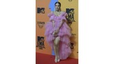 Penyanyi Lola Indigo hadir di MTV EMA 2019 dengan menggunakan gaun bertumpuk mullet berwarna pink. (CRISTINA QUICLER / AFP)