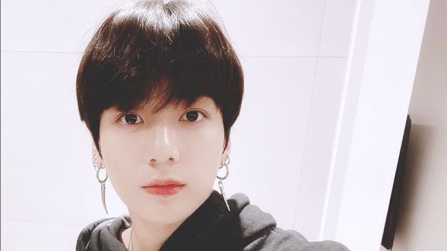 Personil BTS, Jungkook, meminta maaf atas kecelakaan mobil yang terjadi, Sabtu (2/11/2019)