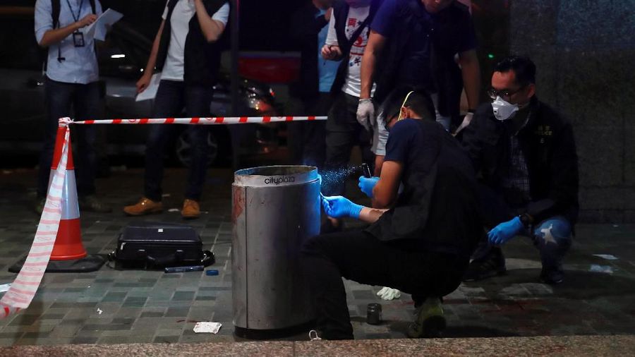 Aksi protes pro-demokrasi di Hong Kong dihiasi dengan penikaman pisau yang melukai salah satu anggota dewan lokal Hong Kong Minggu (3/11/2019)