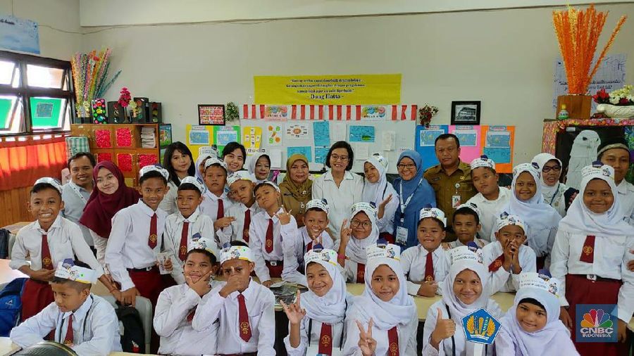 Menteri Keuangan Sri Mulyani Indrawati menjadi pengajar di SD Negeri 1 Kenari, Jakarta.
