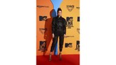 Model Doutzen Kroes juga tampil ala rocker. Dia memilih memakai jumpsuit longgar berwarna hitam dengan ponytail tinggi. (Joel C Ryan/Invision/AP)