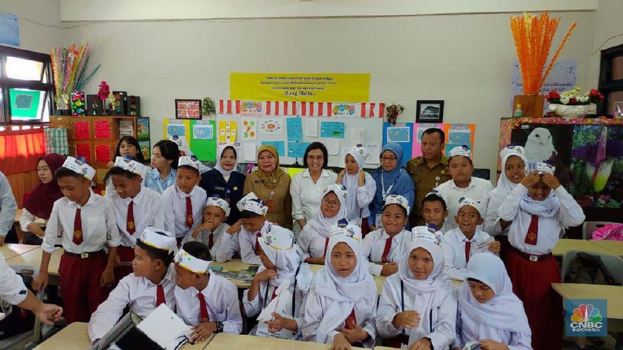 Menteri Keuangan Sri Mulyani Indrawati melakukan kegiatan mengajar di SD Negeri 01 Kenari, Jakarta Pusat.
