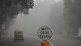 Pemerintah India menyatakan Kota New Delhi berada dalam status darurat sejak Jumat (1/11) pekan lalu akibat tingkat polusi yang membahayakan kesehatan. (Photo by Sajjad HUSSAIN / AFP)