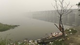 Kendaraan pribadi dengan mesin bensin dan diesel hanya boleh melintasi New Delhi pada hari-hari tertentu dari 4 sampai 15 November. Kemungkinan mereka akan menerapkan kebijakan ganjil genap. (Photo by Sajjad HUSSAIN / AFP)