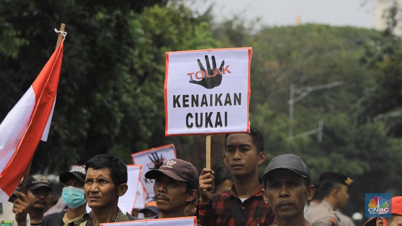 Para petani tembakau yang tergabung dalam (APTI) Jawa Barat hari ini mendatangi kantor Kementerian Keuangan.