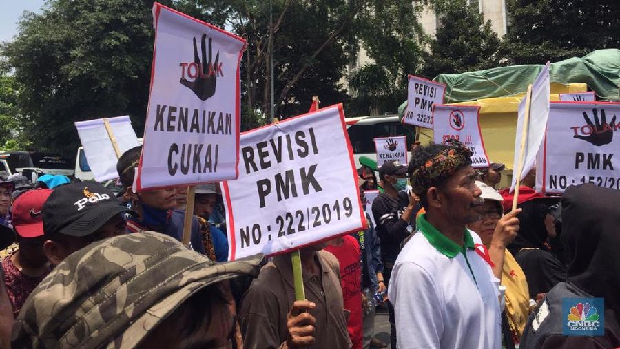 Para petani tembakau yang tergabung dalam (APTI) Jawa Barat hari ini mendatangi kantor Kementerian Keuangan.
