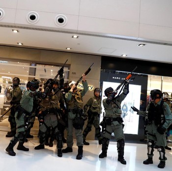 Tegang, Polisi Masuk Mall Amankan Pendemo Hong Kong
