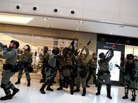 Tegang, Polisi Masuk Mall Amankan Pendemo Hong Kong