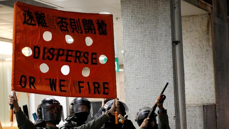 Aksi protes pro-demokrasi di Hong Kong dihiasi dengan penikaman pisau yang melukai salah satu anggota dewan lokal Hong Kong Minggu (3/11/2019)