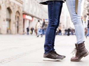 Pacar Kaki Lima Jadi Tren di China, Jual Jasa Peluk dan Cium di Jalanan