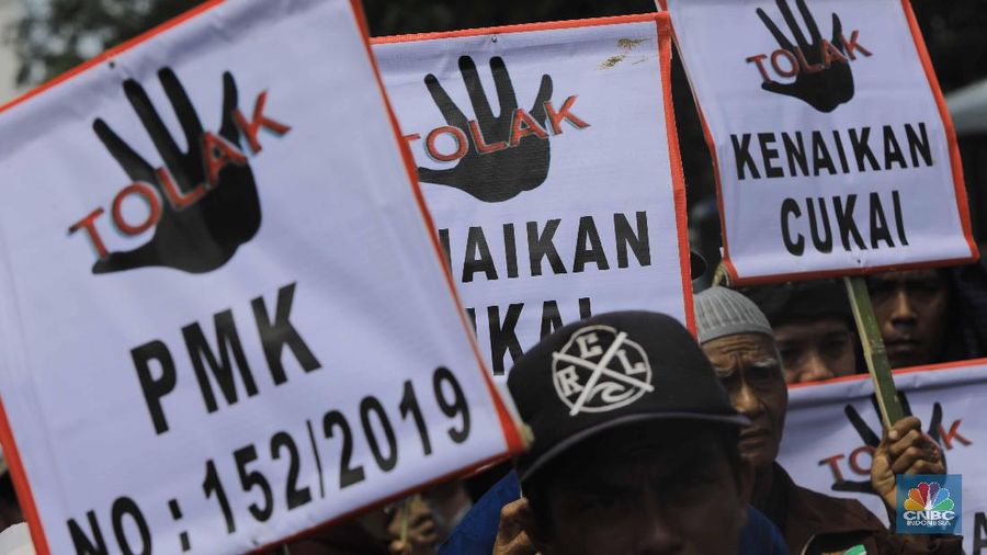 Para petani tembakau yang tergabung dalam (APTI) Jawa Barat hari ini mendatangi kantor Kementerian Keuangan.