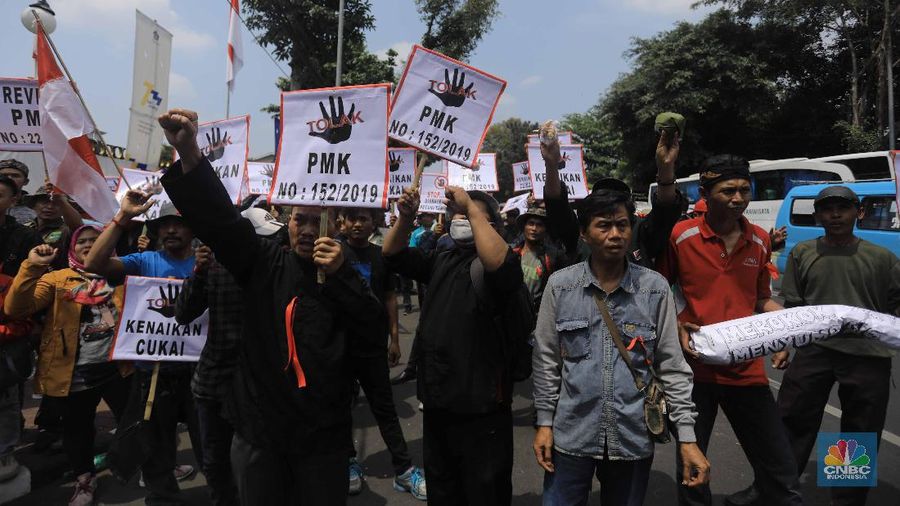 Para petani tembakau yang tergabung dalam (APTI) Jawa Barat hari ini mendatangi kantor Kementerian Keuangan.