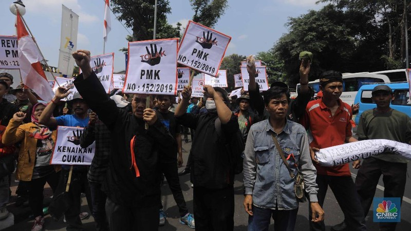 Para petani tembakau yang tergabung dalam (APTI) Jawa Barat hari ini mendatangi kantor Kementerian Keuangan.