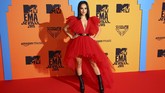 Becky G terlihat memakai baju yang sama dengan Lola Indigo. Namun dalam setuhan yang beda dan juga beda warna. (Photo by Joel C Ryan/Invision/AP)