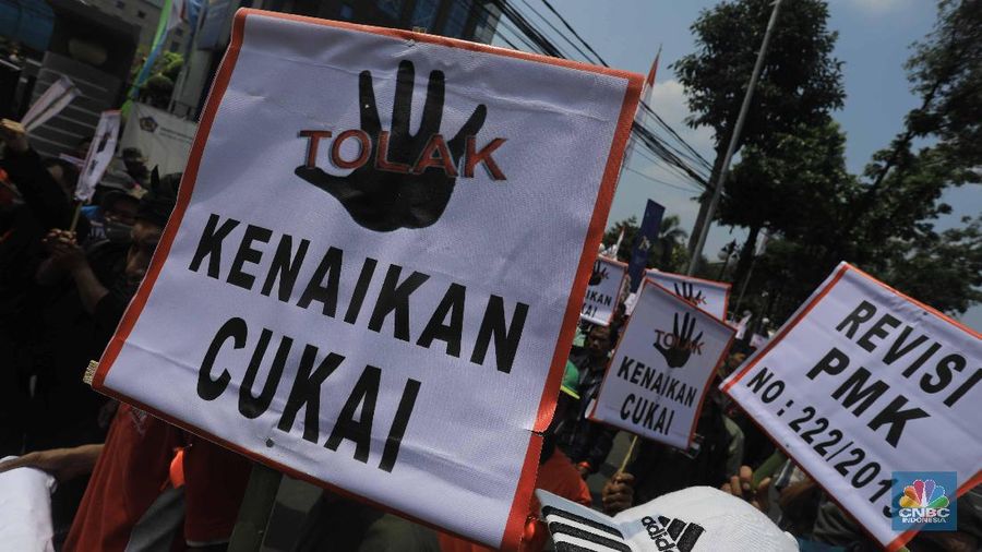 Mebawa Spanduk, Ratusan Petani Temabakau Geruduk Kantor Sri Mulyani