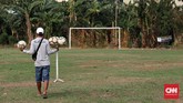Panitia memyiapkan bola sebelum pertandingan Sparta VS Putra Betawi pada laga Porsegeb Cup IV di Stadion Mini Gebyuran, Joglo, Jakarta Barat, Jumat, 18 Oktober 2019. (CNNIndonesia/Safir Makki)