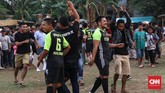 Penonton berbaur dengan tim Sparta usai menang penalti dalam laga melawan Putra Betawi. Turnamen tarkam sendiri bisa berlangsung hingga tujuh bulan lamanya dan sering kali digelar setiap akhir pekan. (CNNIndonesia/Safir Makki)