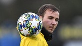 Mulai kehilangan tempat di tim utama, gelandang senior Mario Goetze turut berlatih jelang laga Borussia Dortmund vs Inter Milan. (AP Photo/Martin Meissner)