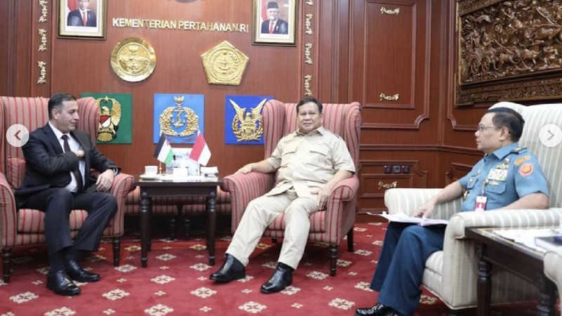 Menteri Pertahanan Letnan Jenderal TNI (Purn) Prabowo Subianto menemui tiga duta besar negara sahabat di kantornya, kemarin.
