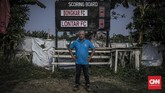 Andi, 56 tahun, sejak 1986 bergelut dalam pertandingan sepakbola tarkam, kini, beliau lebih banyak mengurus kepanitiaan di setiap laga yang berlangsung. (CNN Indonesia/Bisma Septalisma)