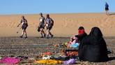 Kelompok penjelajah, mulai dari yang pemula sampai profesional dari berbagai negara, diharuskan menjelajah Gurun Sahara hanya dengan menggunakan kompas, GPS, dan buku panduan. (AFP/Jean-Philippe Ksiazek)