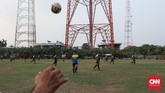 Pertandingan Sparta VS Putra Betawi pada laga Porsegeb Cup IV di Stadion Mini Gebyuran, Joglo, Jakarta Barat. Terlihat dari foto, menara-menara sutet berada sangat dekat dengan lapangan. (CNNIndonesia/Safir Makki)