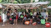 Tim Putra Betawi bersiap diri sebelum pertandingan Sparta VS Putra Betawi pada laga Porsegeb Cup IV di Stadion Mini Gebyuran, Joglo, Jakarta Barat. (CNNIndonesia/Safir Makki)