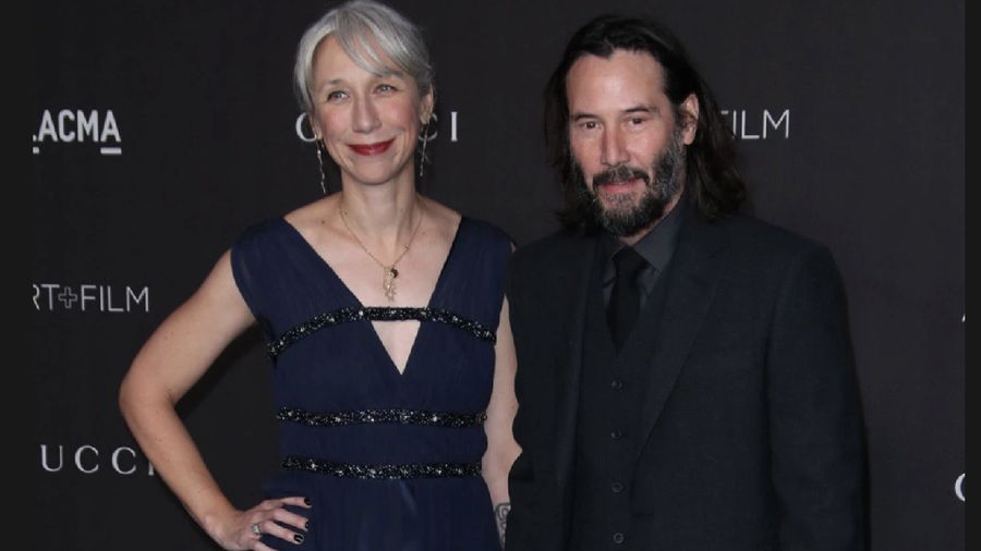 Keanu Reeves bikin sensasi dengan menggandeng wanita yang diduga pacar barunya, yakni seniman Alexandra Grant 
