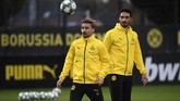 Marcel Schmelzer dan Mats Hummels menjalani latihan. Schmelzer sebelumnya diragukan tampil karena masih menjalani pemulihan cedera pinggul, sementara Hummels kemungkinan besar bakal tampil sebagai pemain inti. (Photo by INA FASSBENDER / AFP)