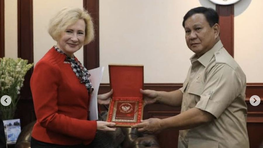 Verified Pada hari yang sama, Menhan RI H. Prabowo Subianto menerima kunjungan Dubes Jordan untuk Indonesia, H.E. Mr. Abdallah Suliman Abu Rohman, Senin (4/11). Saat menerima Dubes Jordan, Menhan RI didampingi Sekjen Kemhan, Dirjen Strahan, Dirjen Pothan, Kabaranahan dan Karo TU.