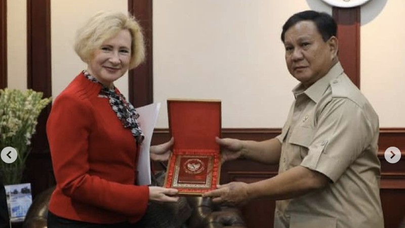 Menteri Pertahanan Letnan Jenderal TNI (Purn) Prabowo Subianto menemui tiga duta besar negara sahabat di kantornya, kemarin.