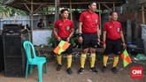 Tiga wasit disiapkan untuk pertandingan Sparta VS Putra Betawi pada laga Porsegeb Cup IV di Stadion Mini Gebyuran, Joglo, Jakarta Barat. (CNNIndonesia/Safir Makki)
