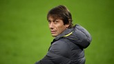 Juru latih Antonio Conte mendongkrak penampilan Inter pada musim ini. Untuk sementara La Beneamata menempati peringkat kedua di Liga Italia dan di Liga Champions. (Photo by INA FASSBENDER / AFP)