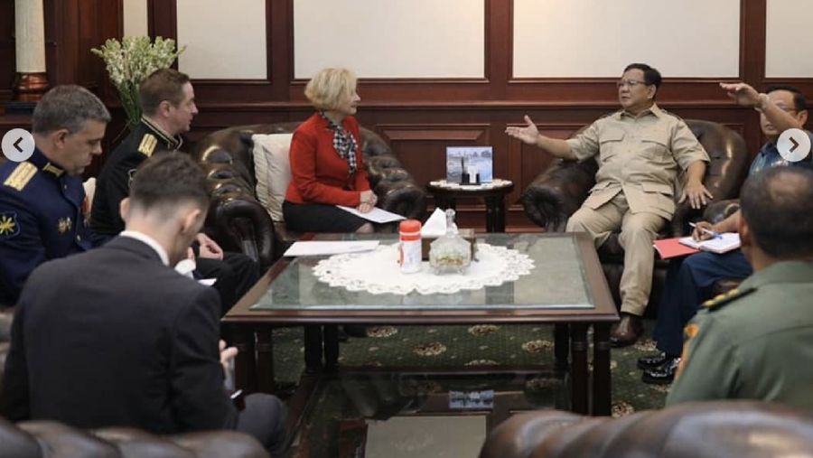 Menteri Pertahanan Letnan Jenderal TNI (Purn) Prabowo Subianto menemui tiga duta besar negara sahabat di kantornya, kemarin.