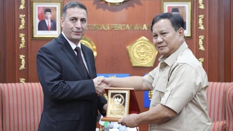 Menteri Pertahanan Letnan Jenderal TNI (Purn) Prabowo Subianto menemui tiga duta besar negara sahabat di kantornya, kemarin.