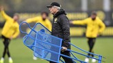 Pelatih Lucien Favre juga sedang membawa Borussia Dortmund melaju cukup apik pada awal musim ini. Die Borussen menduduki posisi runner up di klasemen liga domestik. (AP Photo/Martin Meissner)