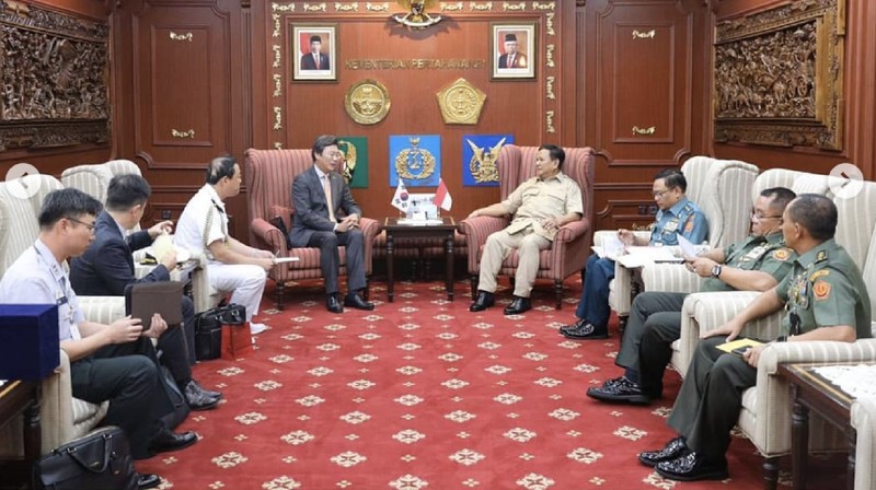 Menteri Pertahanan Letnan Jenderal TNI (Purn) Prabowo Subianto menemui tiga duta besar negara sahabat di kantornya, kemarin.