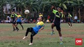 Pertandingan Sparta VS Putra Betawi pada laga Porsegeb Cup IV. Satu pertandingan tarkam biasanya hanya berlangsung 2x30 menit, dan jika diwaktu normal pertandingan berakhir imbang maka pemenang ditentukan oleh adu penalti. (CNNIndonesia/Safir Makki)