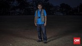 Chaerudin Sukri, 39 tahun, mulai aktif di arena sepakbola tarkam sejak 2017. Dalam pertandingan, beliau bertugas sebagai tim dokumentasi gelaran tersebut. (CNN Indonesia/Bisma Septalisma)