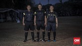 (Kiri-kanan) Lili Suryadi (29 tahun), Al Aziz (33), Agus (44), wasit yang sering menjadi pemimpin pertandingan di arena sepakbola tarkam. (CNN Indonesia/Bisma Septalisma)