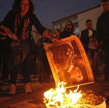 Tuntut Bebas dari Spanyol, Catalunya Bakar Foto Raja Spanyol