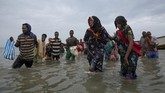 Mereka bercerita kerap mendapat perlakuan buruk dari pelaku perdagangan manusia yang umumnya berasal dari berbagai kelompok etnis dari Yamn dan Ethiopia. (AP Photo/Nariman El-Mofty)